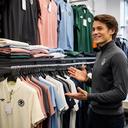 Jodina Wikk bespreekt maten en kleuren van teamkleding in de winkel